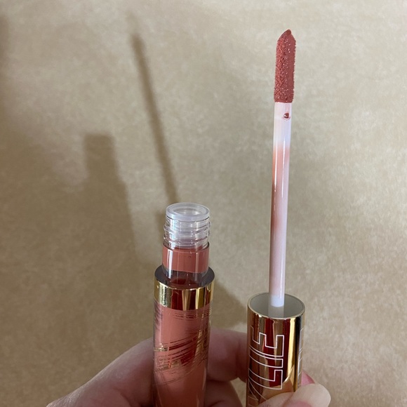 Kylie Lip - Picture 2 of 3